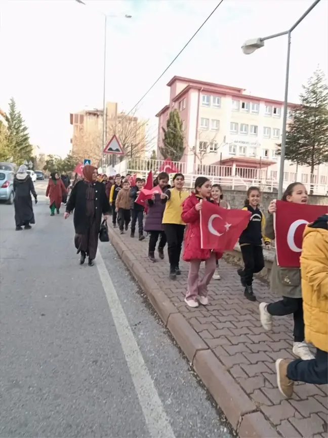 Kayseri'de ilkokul öğrencilerinden şehit Tuğgeneral Baydilli'nin babaevine ziyaret