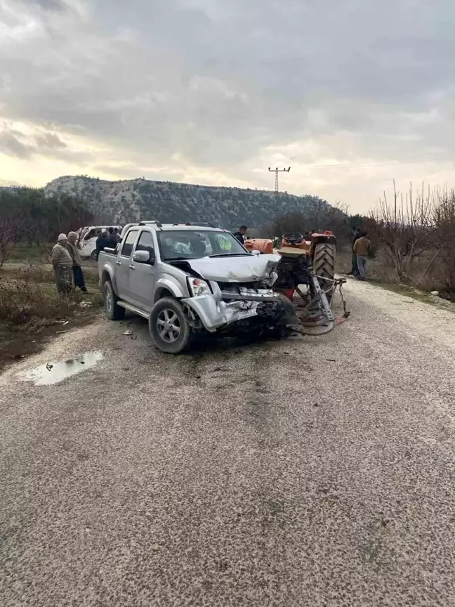 Mersin'de Kamyonet Traktöre Çarptı: 4 Yaralı