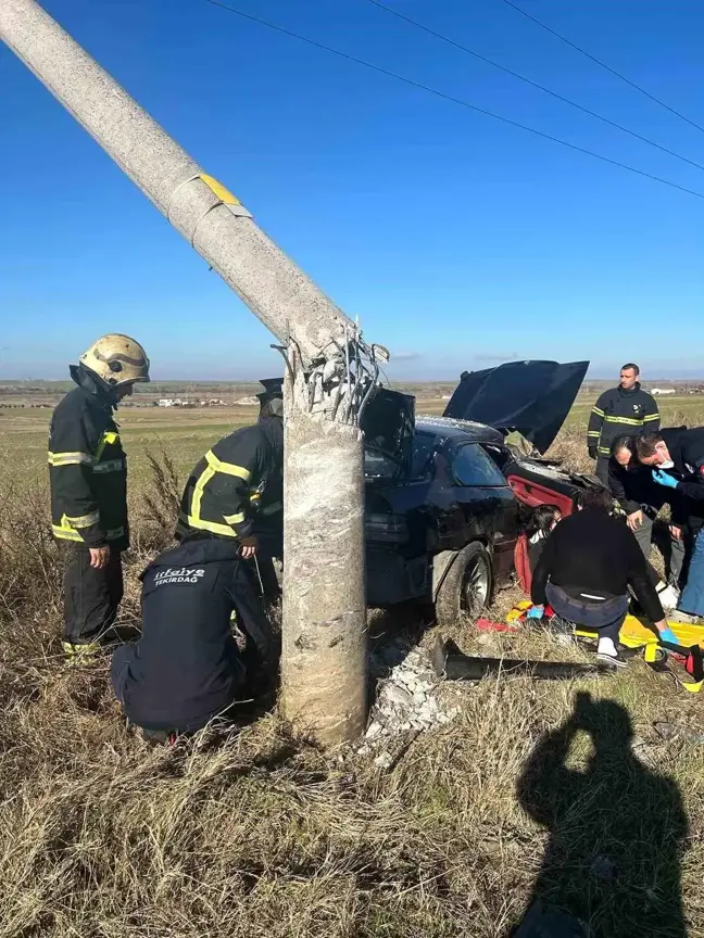 Tekirdağ'da Kontrolden Çıkan Otomobil Beton Direğe Çarptı: İki Kardeş Yaralı