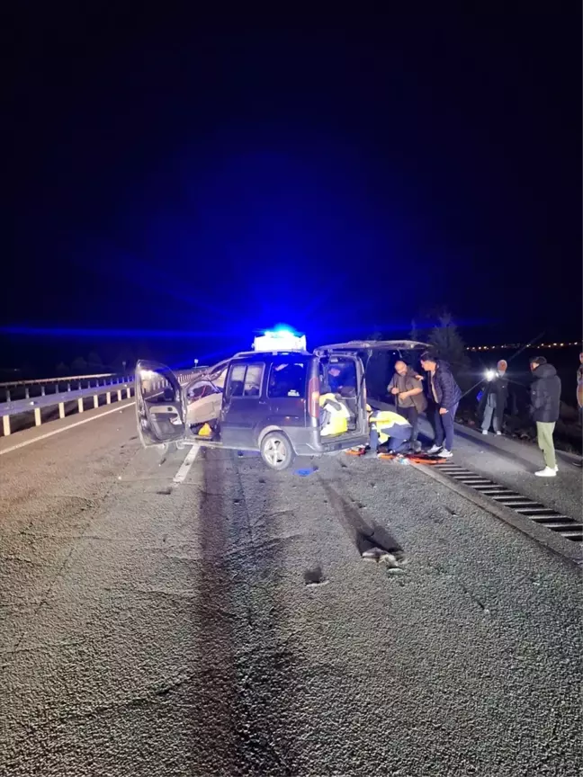 Afyonkarahisar'da Tırla Hafif Ticari Araç Çarpıştı, 5 Yaralı