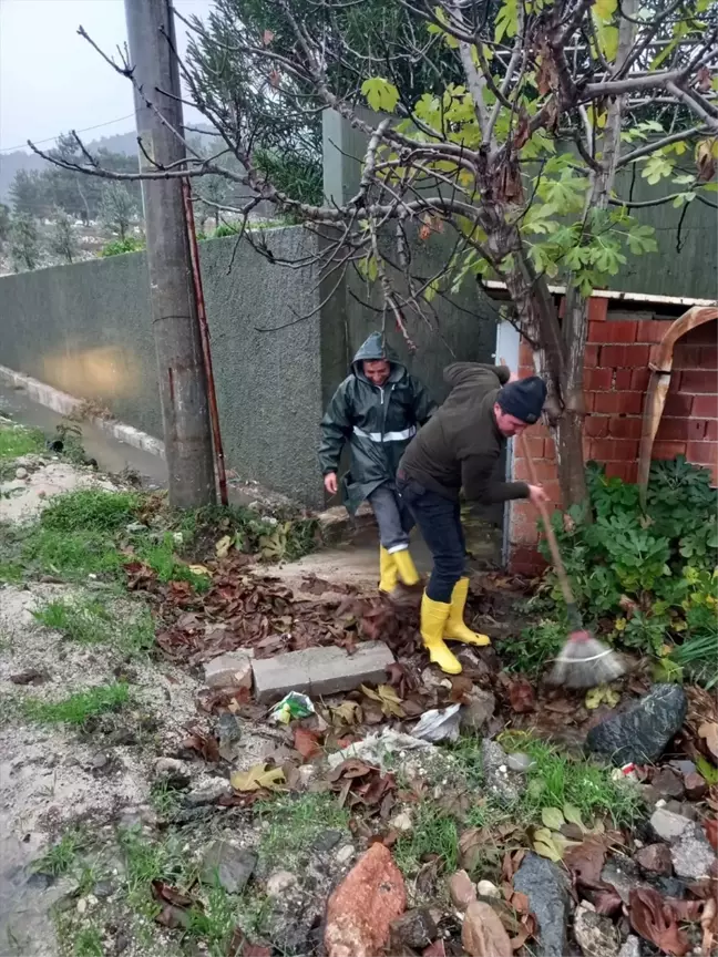 Kemer Belediyesi Sağanakla Mücadelede Hız Kesmeden Çalışıyor