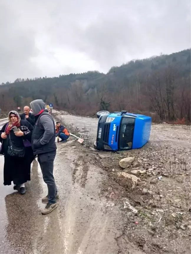 Sinop'ta MNG Kargo Minibüsü Devrildi, Maddi Hasar Oluştu