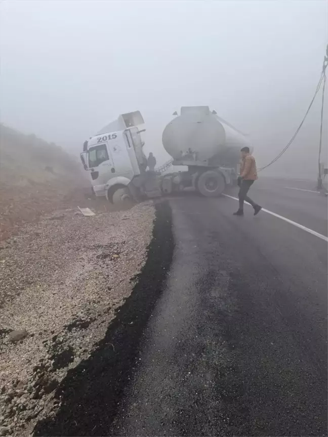 Gaziantep'te Buzlanma Nedeniyle Yakıt Tankeri Yoldan Çıktı