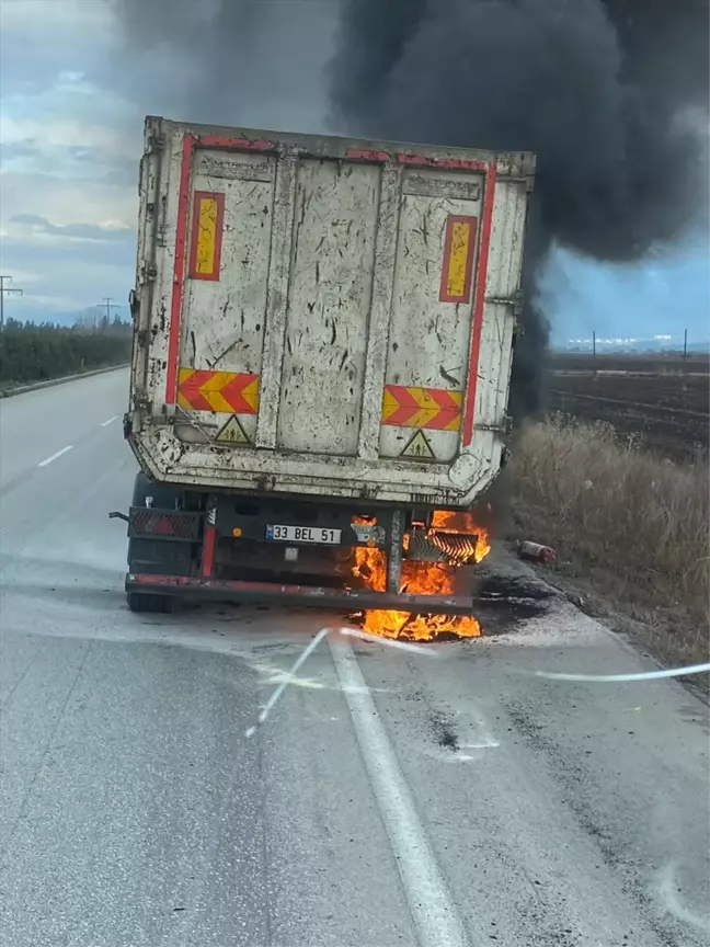 Ceyhan'da Seyir Halindeki Kamyonun Lastiğinde Yangın Çıktı