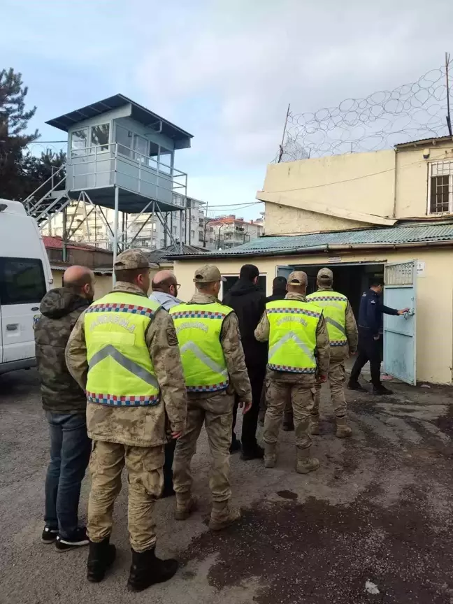 Muradiye'de Düzensiz Göçmen Operasyonu: 5 Göçmen Yakalandı, 4 Organizatör Tutuklandı