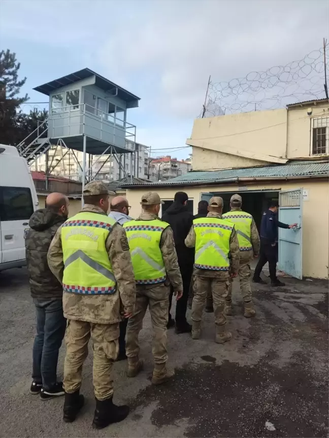 Van'da Düzensiz Göçmen Operasyonu: 5 Göçmen Yakalandı, 4 Şüpheli Tutuklandı