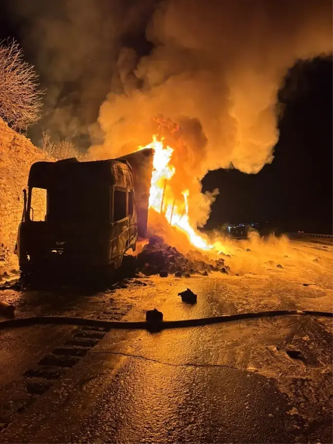 Adana'da Seyir Halindeyken Tır Alev Aldı