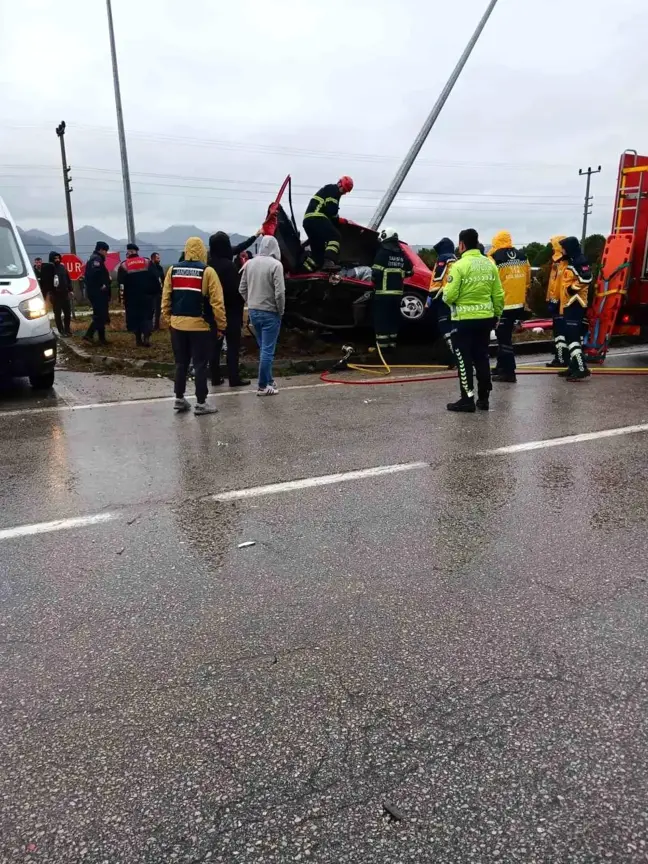 Samsun'da Aydınlatma Direğine Çarpan Otomobilde İki Yaralı