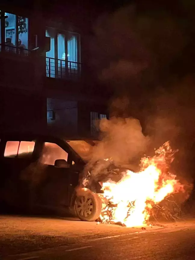 İstanbul'da Park Halindeki Panelvan Otomobil Yandı