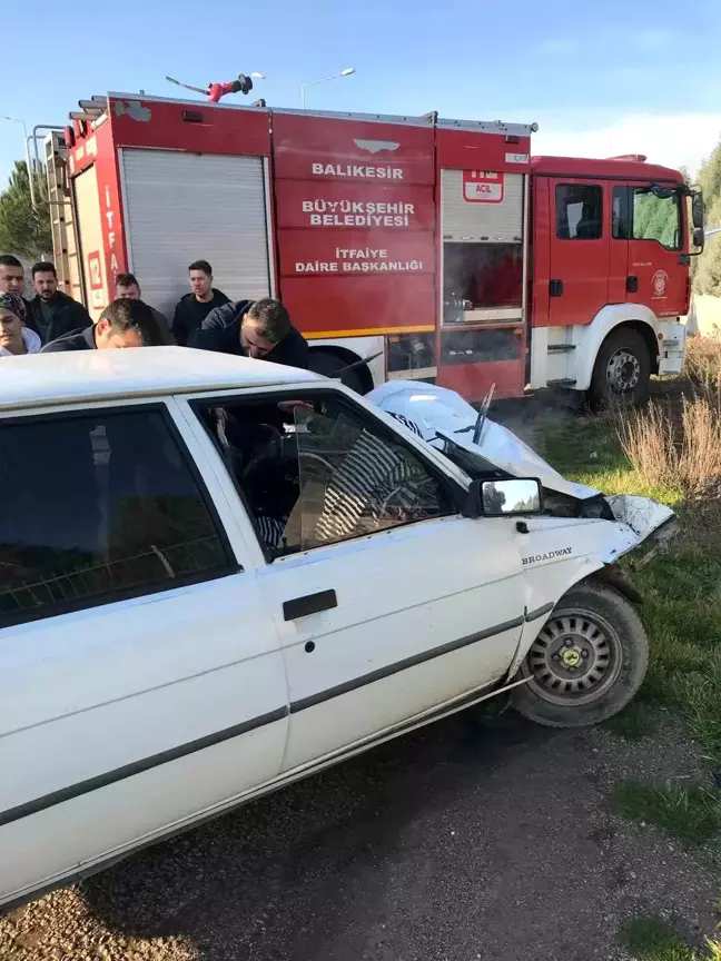 Balıkesir'de Hızlı Otomobil Kamyona Çarptı, Sürücü Sıkıştı