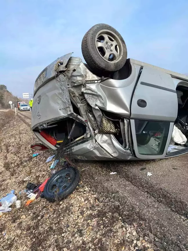 Ankara'da Kontrolü Kaybeden Araç Yoldan Çıktı: Sürücü Yaralandı