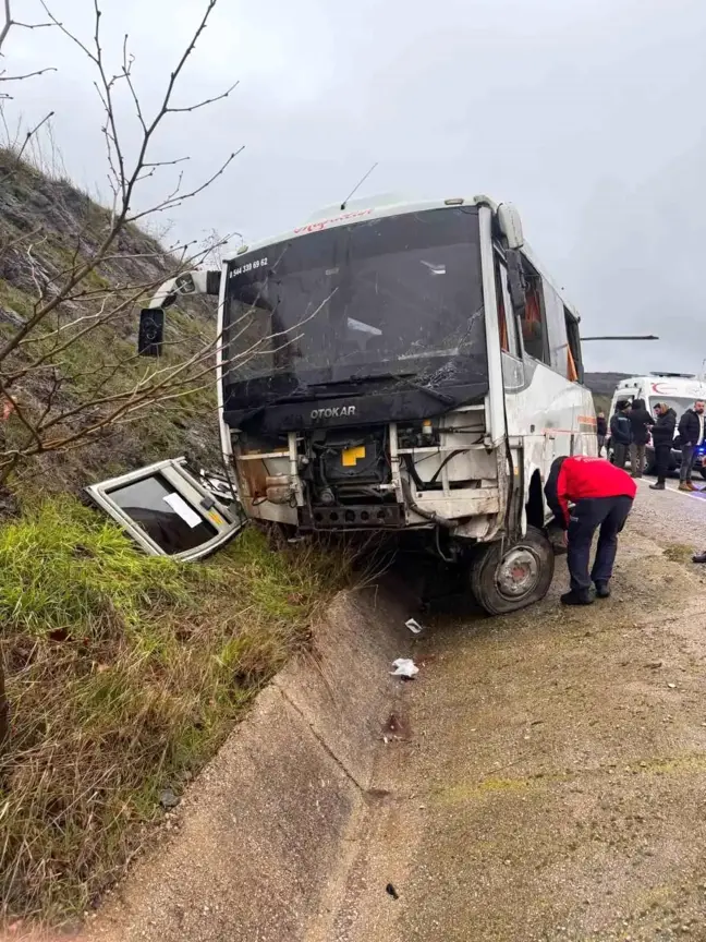 Balıkesir'de İşçi Servisi Devrildi: 26 Yaralı