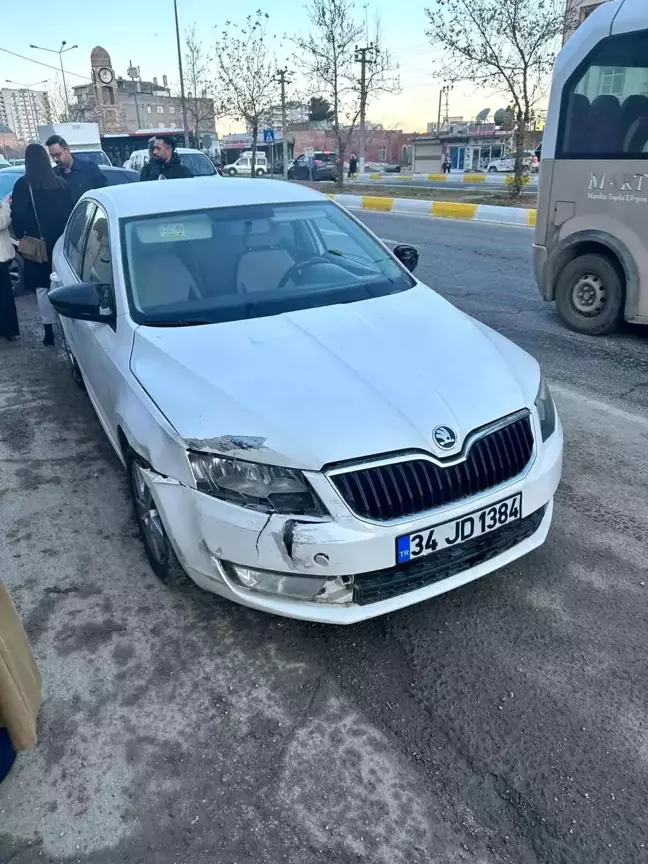 Mardin'de İki Otomobil Çarpıştı, Yaralı Yok