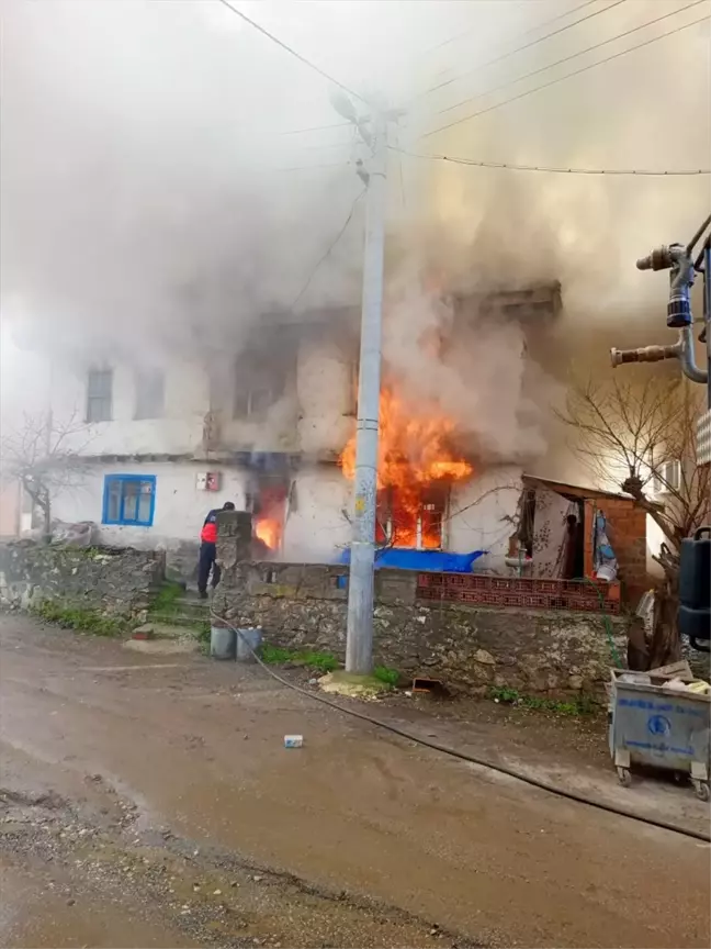 Bilecik'te Ahşap Evde Çıkan Yangın Kontrol Altına Alındı