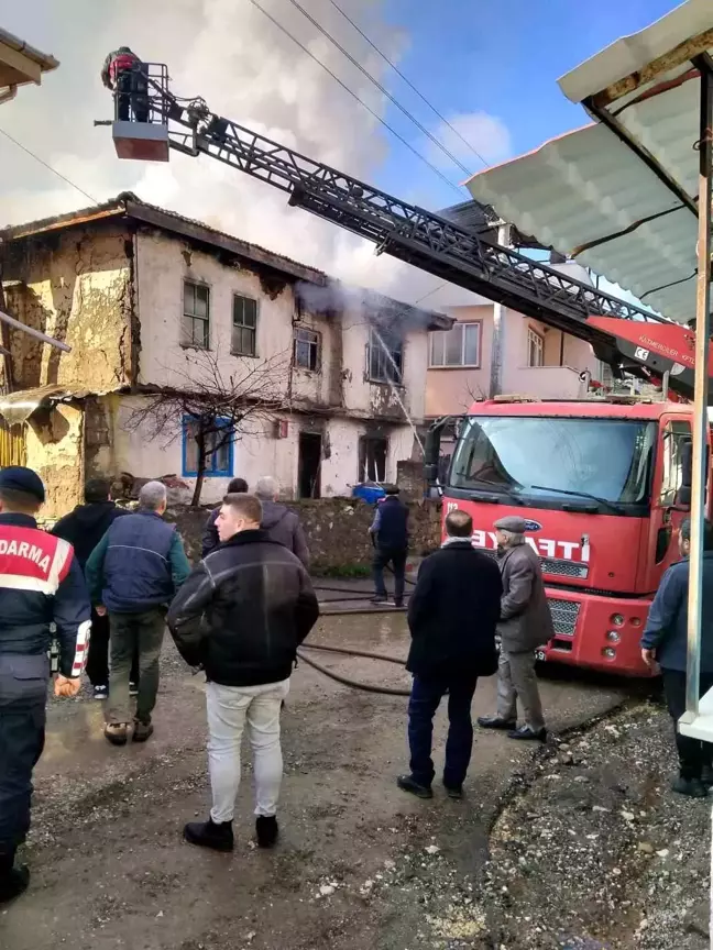 Bilecik'te Yangın: Ahşap Ev Kullanılamaz Hale Geldi