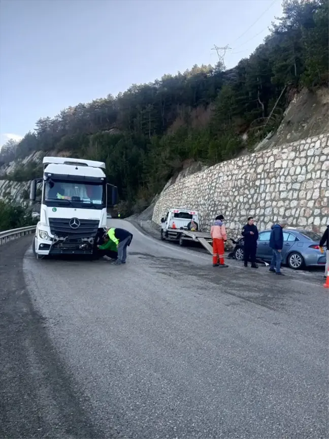 Mudurnu'da Tır ile Çarpışan Otomobilde 4 Yaralı