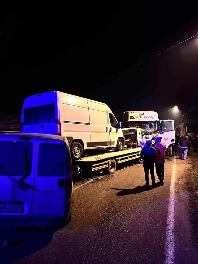 Edirne'de Yarış Atlarının Bulunduğu Tır, Çekici ile Çarpıştı