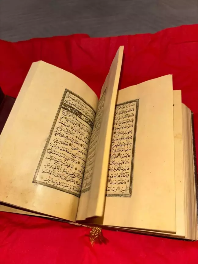 Wolfenbüttel Yeşil Camii'ne Tarihi Kur'an-ı Kerim Hediye Edildi