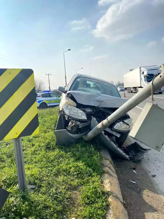 Hendek'te Trafik Kazası: İki Yaralı