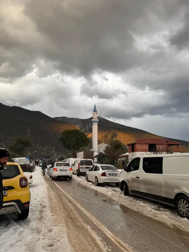 Antalya'nın Demre İlçesinde Dolu ve Sağanak Seralara Zarar Verdi