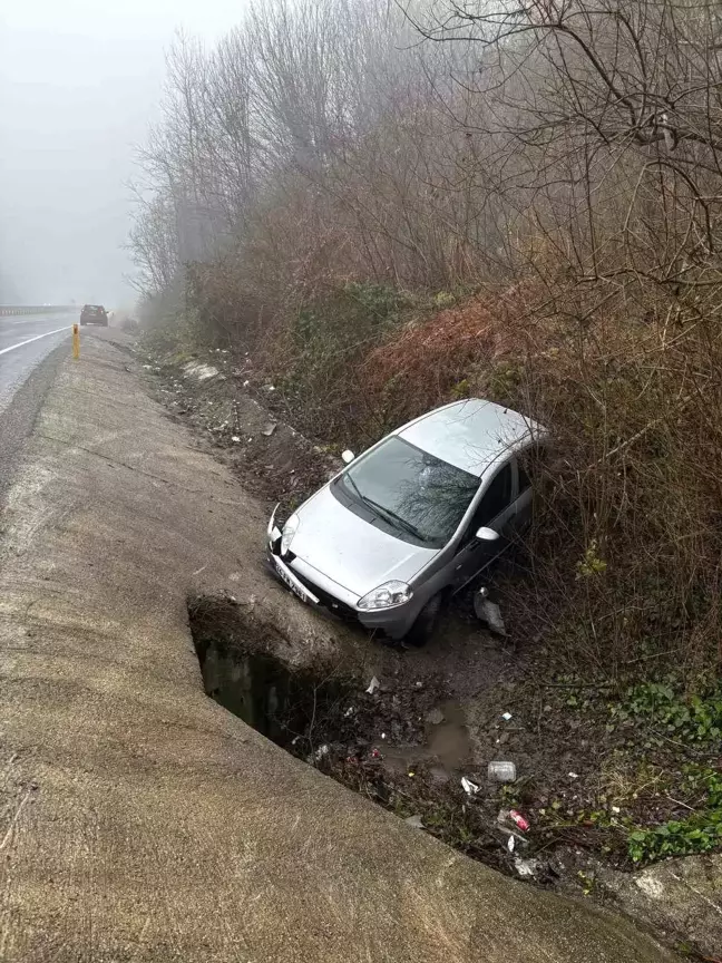 Zonguldak-Ereğli Yolunda Kaza: Otomobil Kanala Düştü