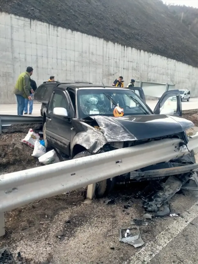 Tokat'ta Bariyere Çarpan Cipte 5 Kişi Yaralandı