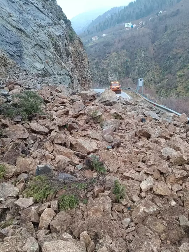 Gümüşhane'de Heyelan: Yol Ulaşıma Kapandı