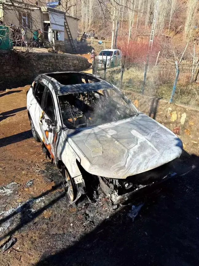 Bitlis'te Park Halindeki Otomobil Alev Aldı