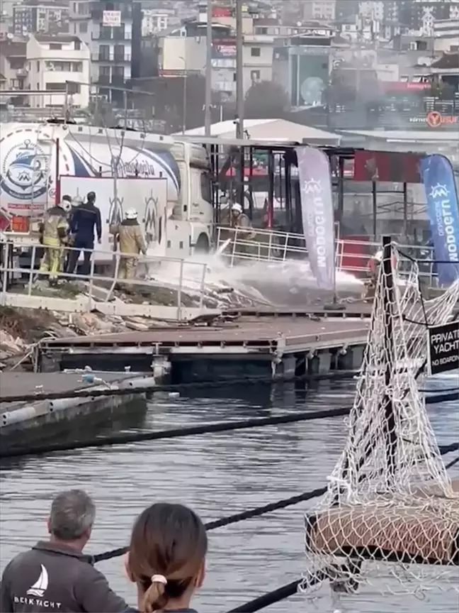 Pendik Marina'da Atık Yağ Depolama Alanında Yangın Çıktı