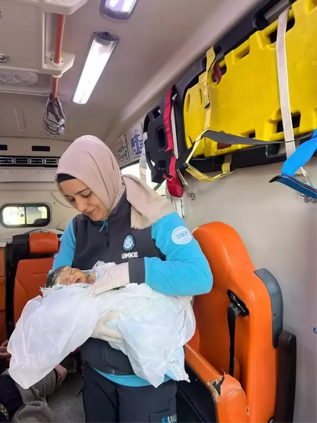 Ambulansta Doğum Yapan Anne, Bebeğine UMKE Görevlisinin Adını Verdi