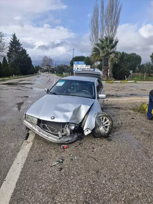 Erdek'te Otomobil Trafik Lambasına Çarptı: Bir Yaralı