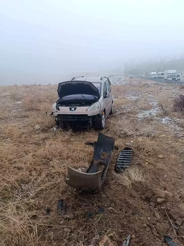 Mardin'de Buzlu Yolda Kayan Araç Şarampole Devrildi: 2 Yaralı