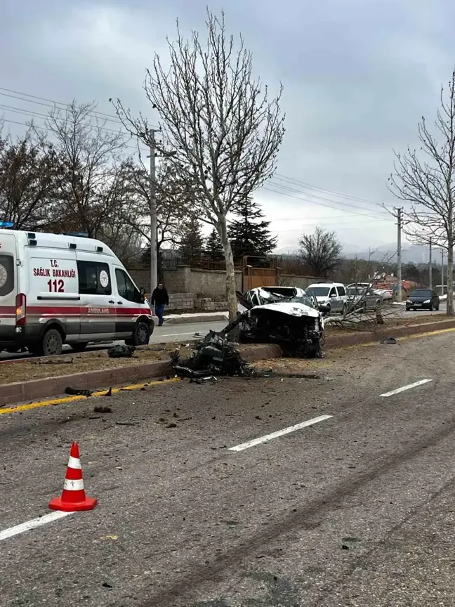 Kırşehir'de Trafik Kazası: Sürücü Ağır Yaralandı