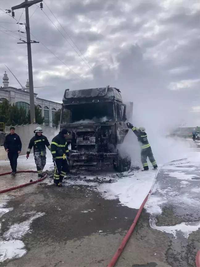 Tekirdağ'da Park Halindeki Tırda Yangın Çıktı