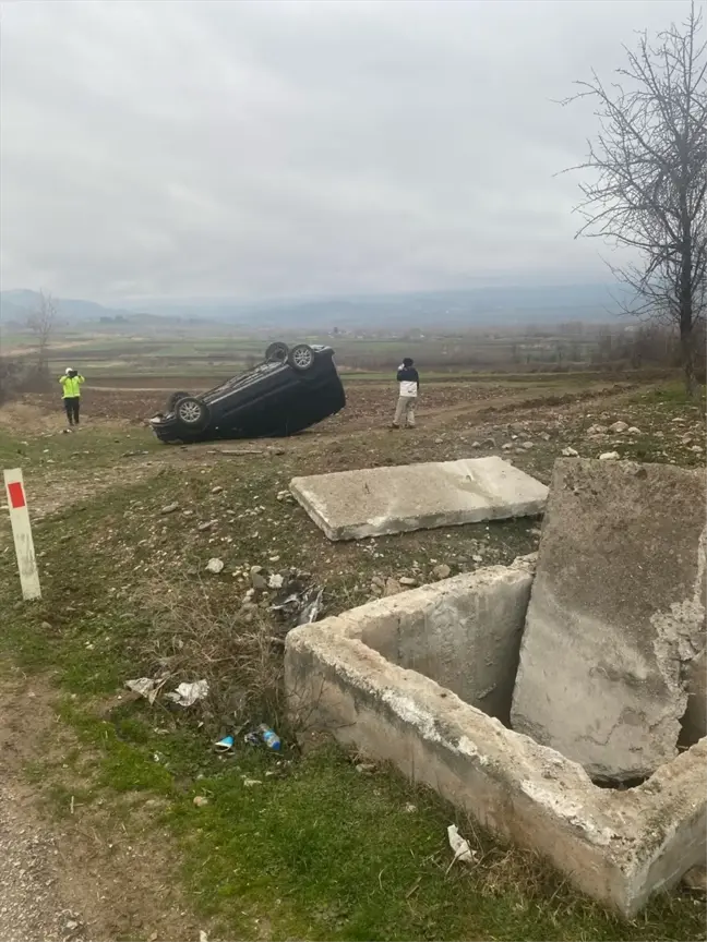 Tokat'ta Tarlaya Devrilen Otomobilde 2 Yaralı