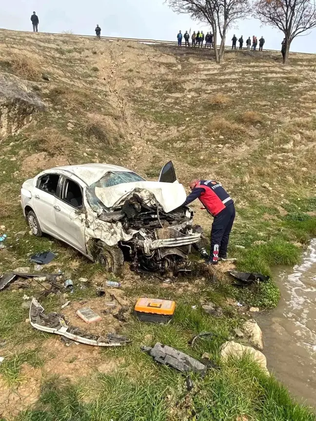 Adıyaman'da Direksiyon Hakimiyetini Kaybeden Otomobil Dere Yatağına Yuvarlandı