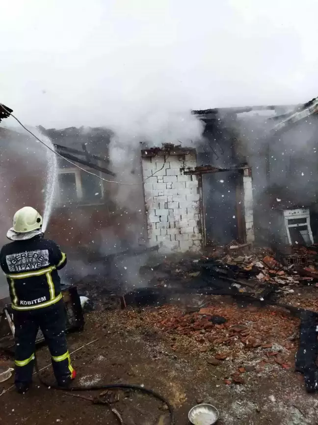 Bolu'da Tek Katlı Ahşap Ev Yangında Küle Döndü