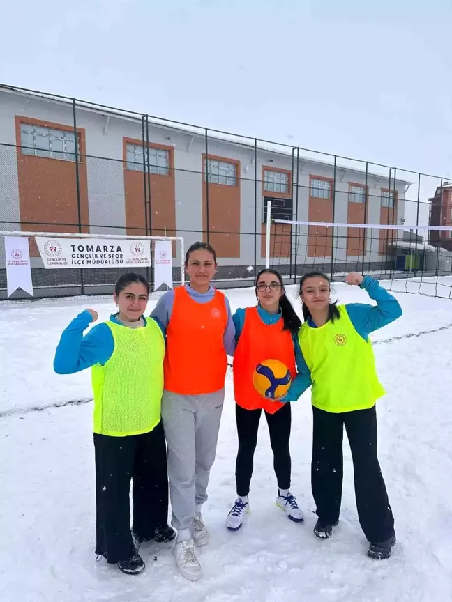 Tomarza'da İlk Kar Voleybolu Turnuvası Düzenlendi