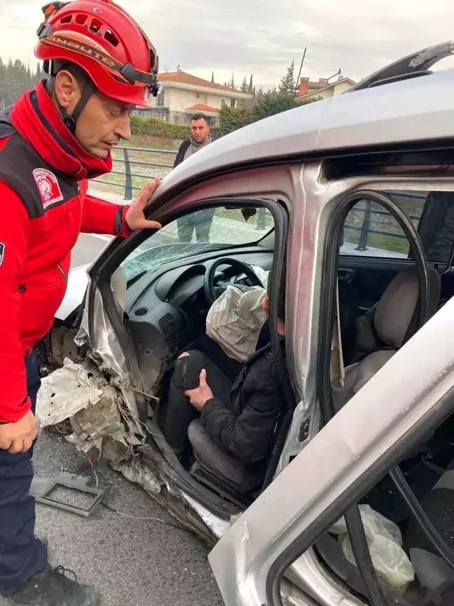 Balıkesir'de Ticari Araç Bariyerlere Çarptı, Sürücü Yaralı Kurtarıldı