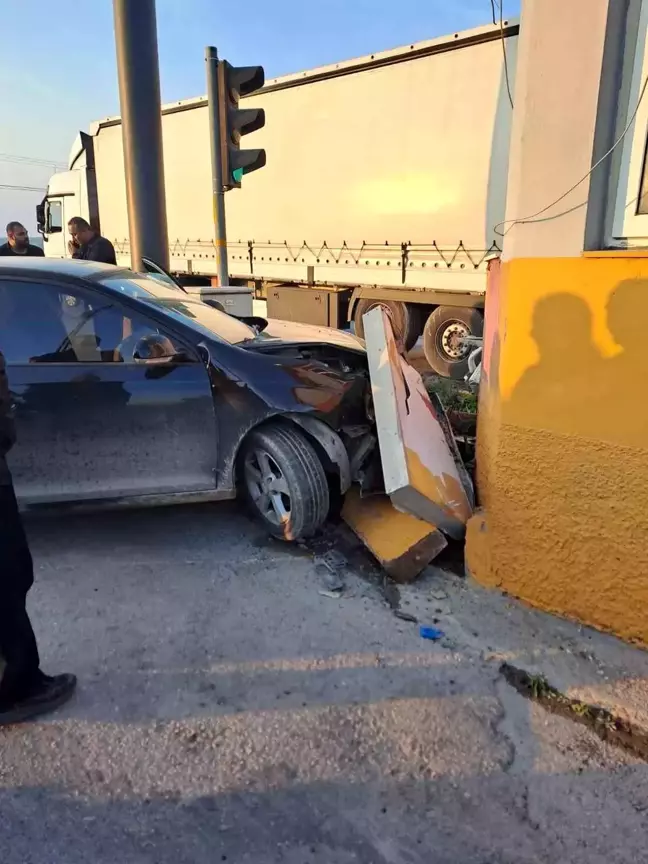 Tarsus'ta Kaza: Otomobil Güvenlik Kulübesine Çarptı