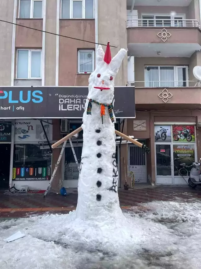 Samsun'un Bafra ilçesinde dev kardan adam yapıldı