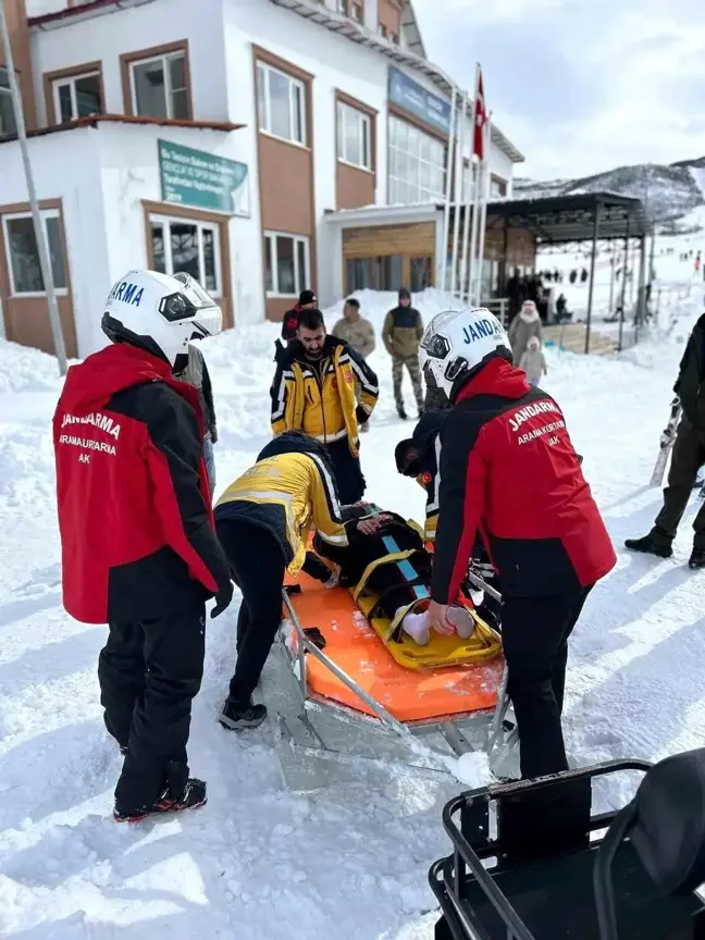 Tunceli'de Kayak Kazası: Jandarma Ekipleri Yaralı Kadını Kurtardı