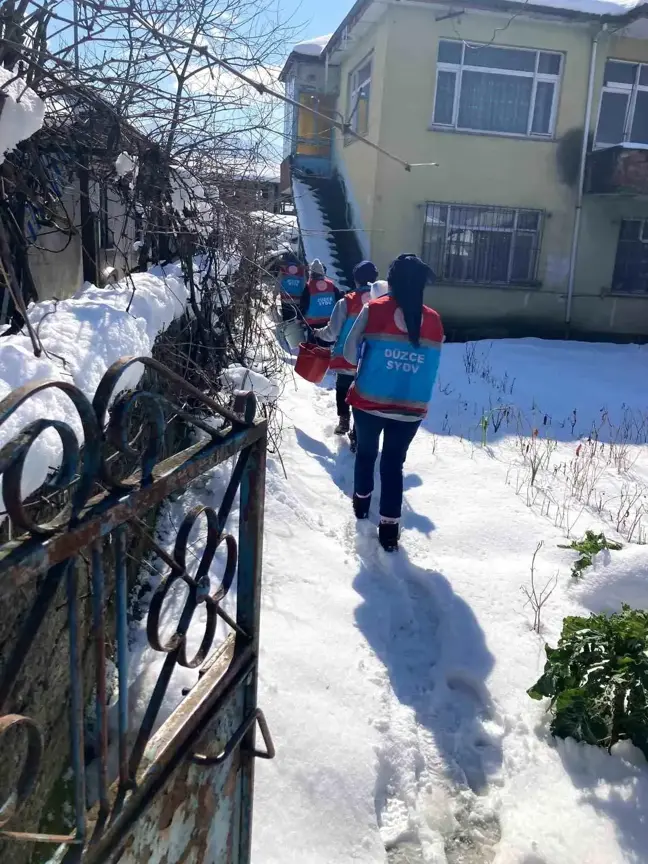 Düzce Sosyal Yardımlaşma Vakfı Kış Şartlarında İhtiyaç Sahiplerine Destek Oluyor