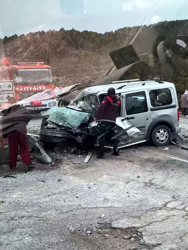 Denizli'de Kafa Kafaya Çarpışma: 2 Ölü, 4 Yaralı