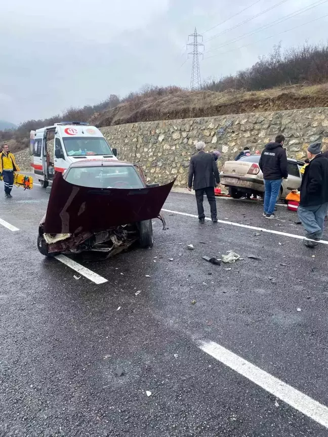 Kütahya'da Trafik Kazası: 3 Yaralı