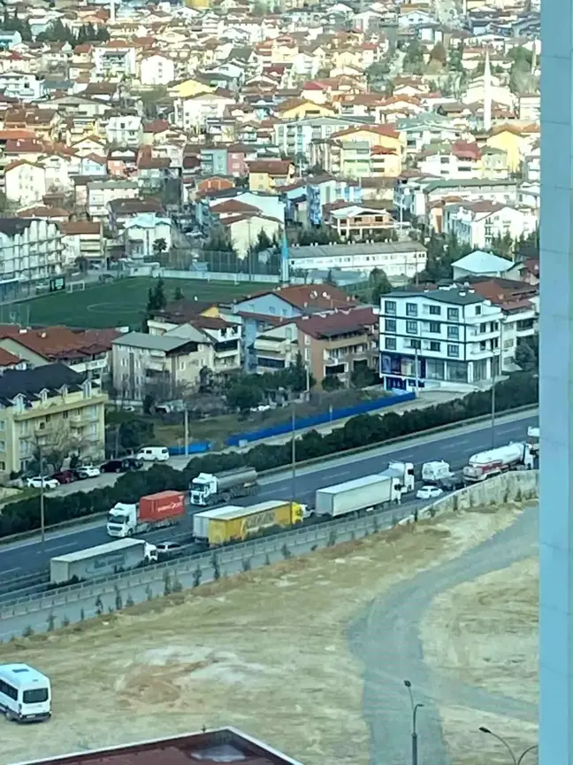 Kocaeli'de Saç Rulosu Taşıyan Tırın Dorsesi İkiye Bölündü