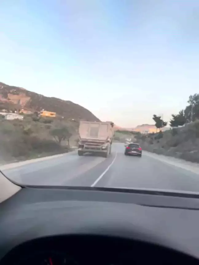 Hatay'da Hafriyat Kamyonu 120 km/h Hızla Sollama Yaparak Trafiği Tehlikeye Soktu