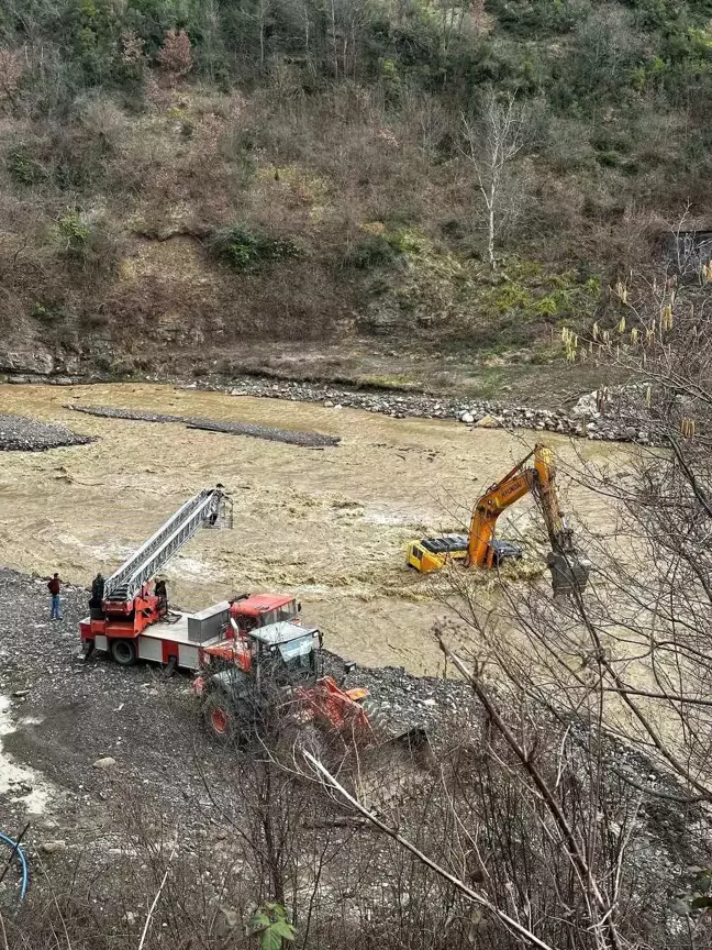 Kastamonu'da Mahsur Kalan İş Makinesi Operatörü İtfaiye Ekipleri Tarafından Kurtarıldı