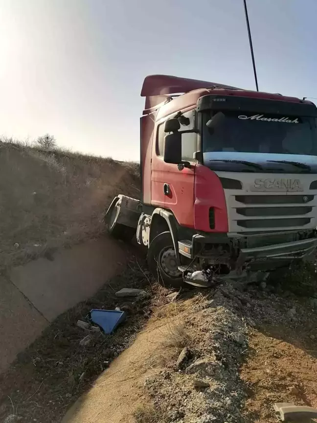 Isparta'da Kontrolden Çıkan Tır Kanalda Devrildi, Sürücü Yaralandı