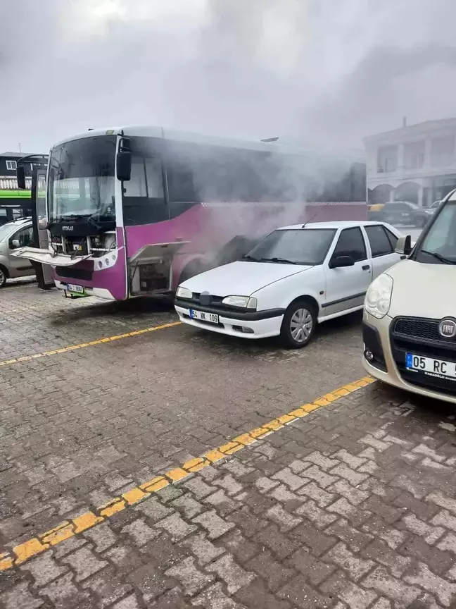 Sakarya'da Park Halindeki Özel Halk Otobüsünde Yangın Çıktı